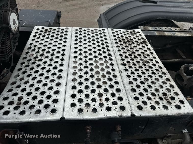 image for item DW1953 2013 Kenworth T800 semi truck