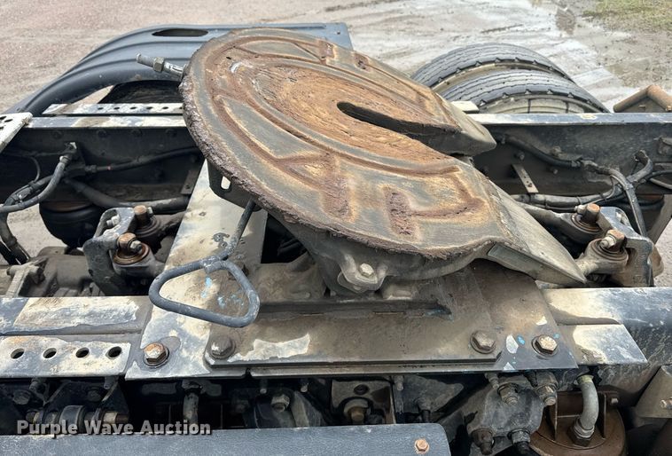 image for item DW1953 2013 Kenworth T800 semi truck