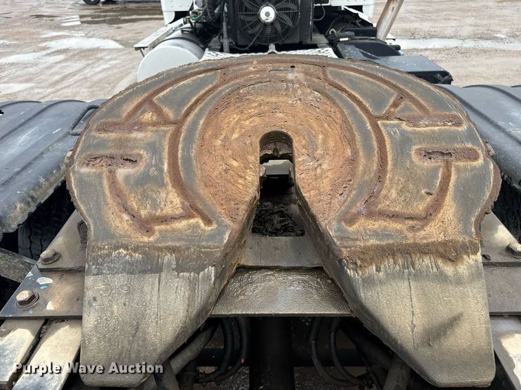 image for item DW1953 2013 Kenworth T800 semi truck