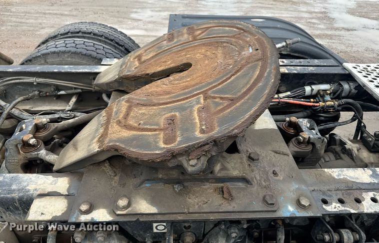 image for item DW1953 2013 Kenworth T800 semi truck