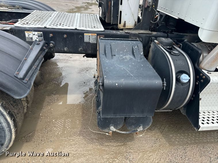 image for item DW1953 2013 Kenworth T800 semi truck