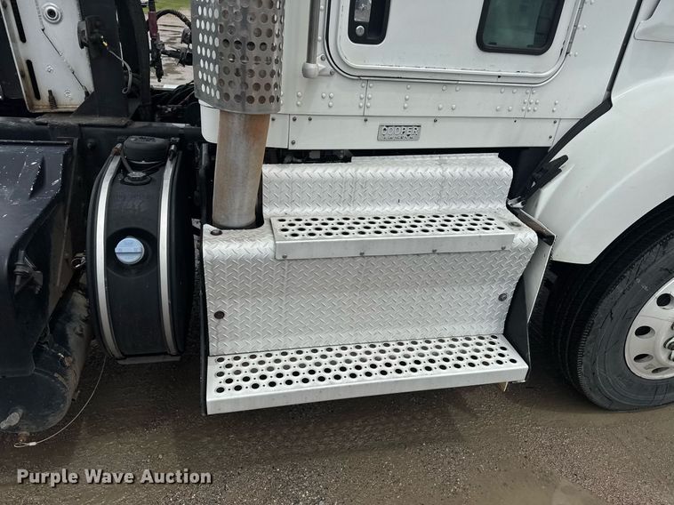 image for item DW1953 2013 Kenworth T800 semi truck