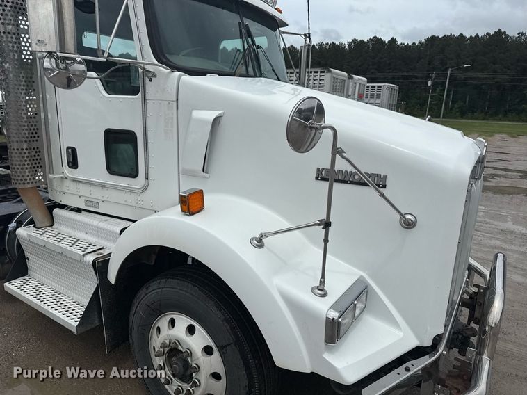 image for item DW1953 2013 Kenworth T800 semi truck