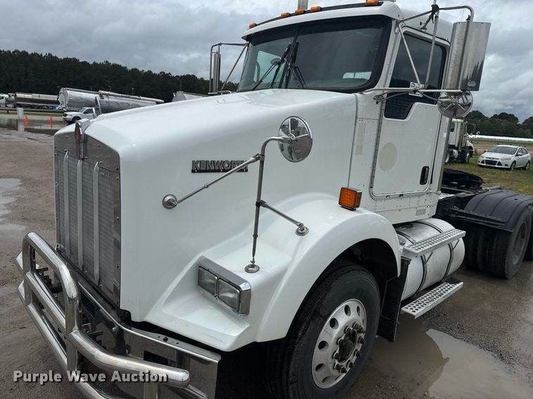 image for item DW1953 2013 Kenworth T800 semi truck