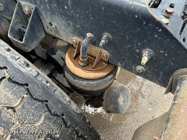 image for item DW1953 2013 Kenworth T800 semi truck