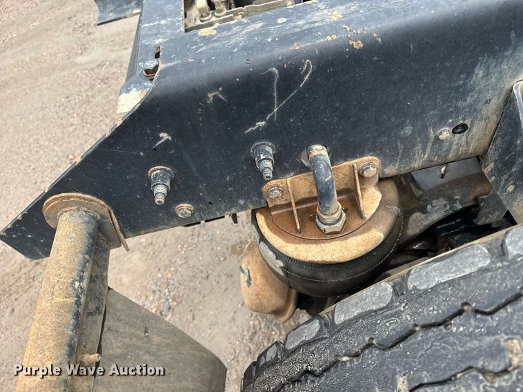 image for item DW1953 2013 Kenworth T800 semi truck