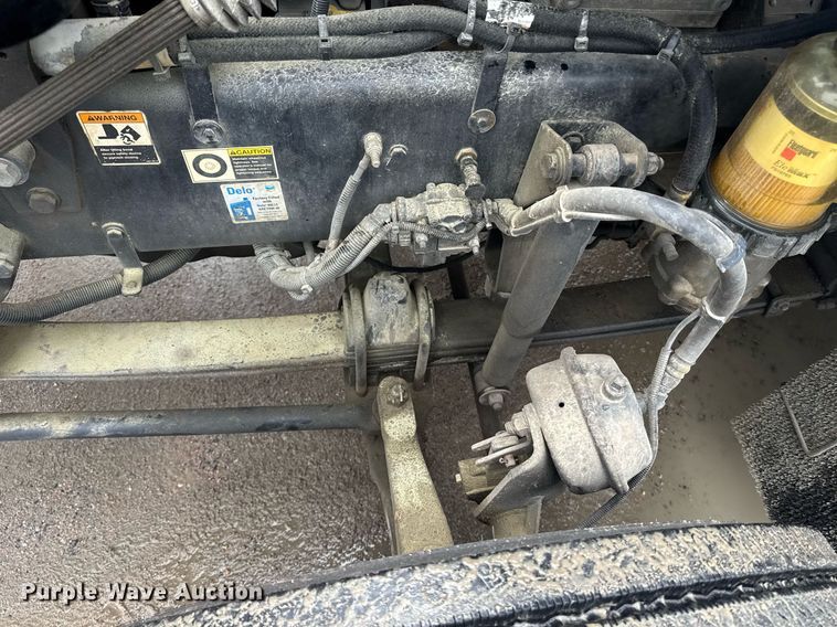 image for item DW1953 2013 Kenworth T800 semi truck