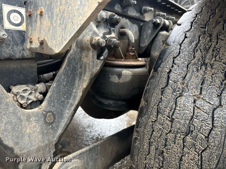 image for item DW1953 2013 Kenworth T800 semi truck