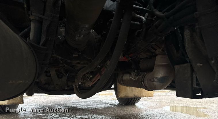 image for item DW1953 2013 Kenworth T800 semi truck