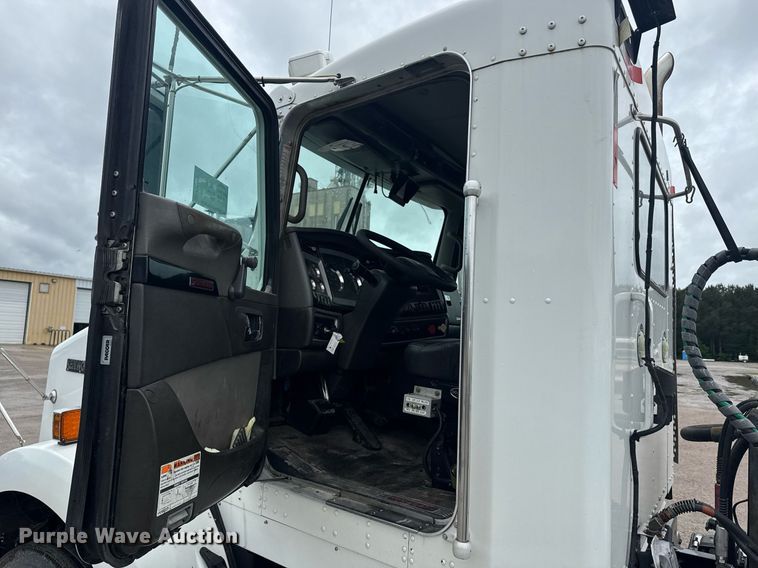 image for item DW1953 2013 Kenworth T800 semi truck