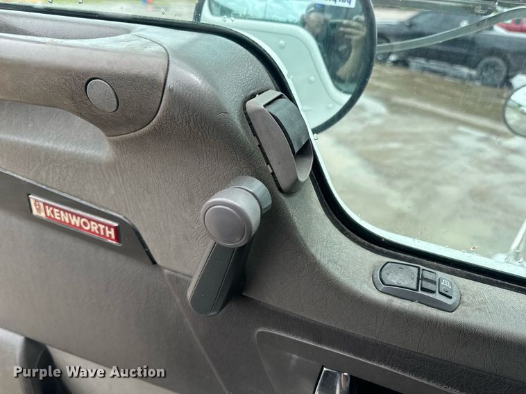 image for item DW1953 2013 Kenworth T800 semi truck