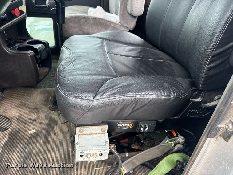 image for item DW1953 2013 Kenworth T800 semi truck