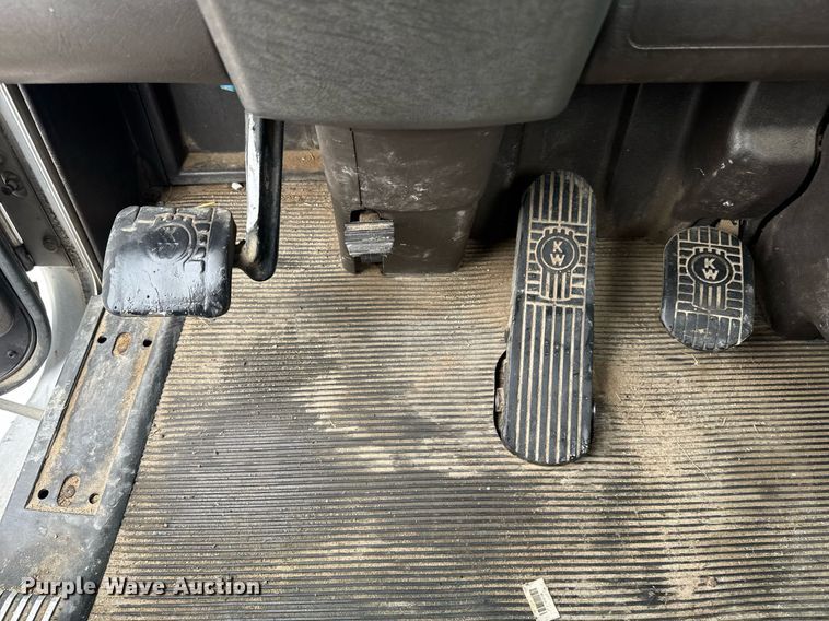 image for item DW1953 2013 Kenworth T800 semi truck