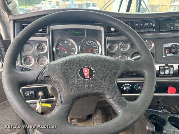 image for item DW1953 2013 Kenworth T800 semi truck