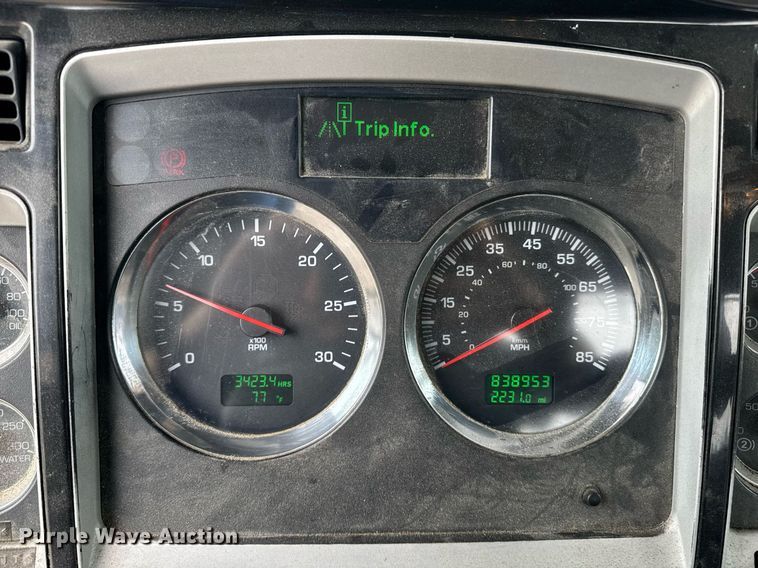 image for item DW1953 2013 Kenworth T800 semi truck