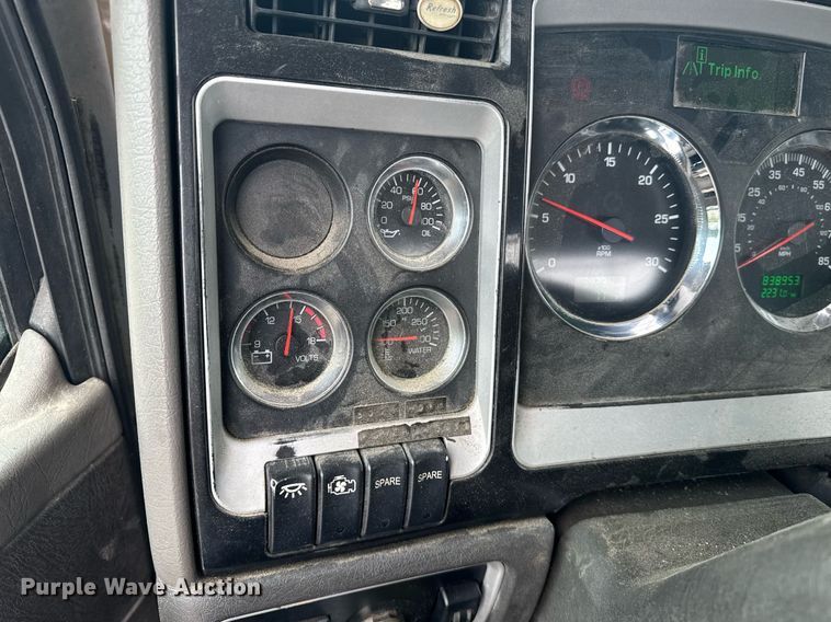 image for item DW1953 2013 Kenworth T800 semi truck