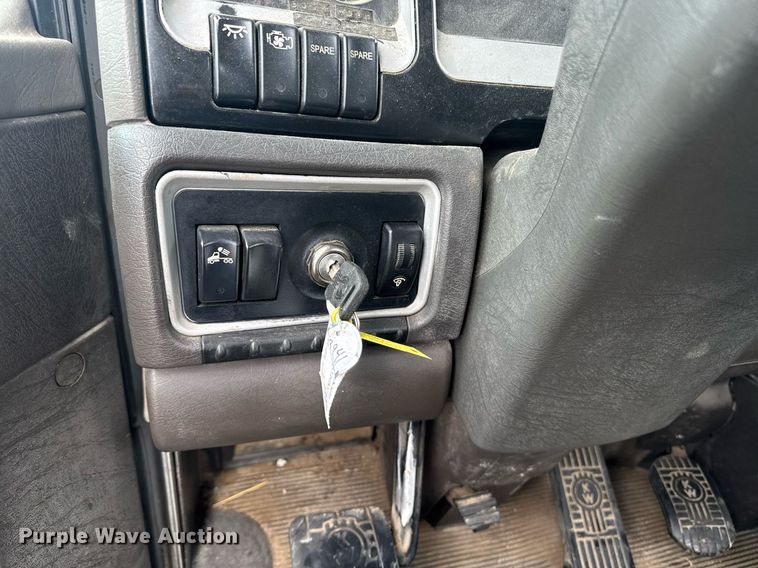 image for item DW1953 2013 Kenworth T800 semi truck