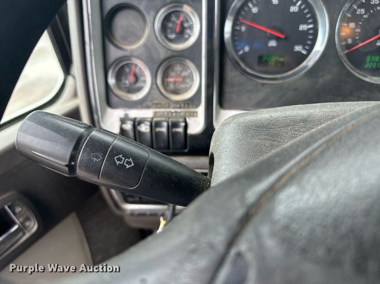 image for item DW1953 2013 Kenworth T800 semi truck