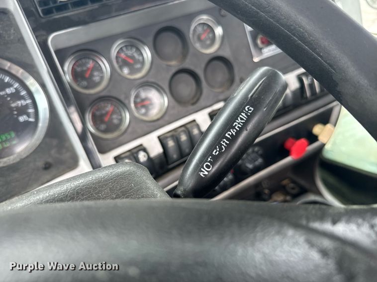 image for item DW1953 2013 Kenworth T800 semi truck