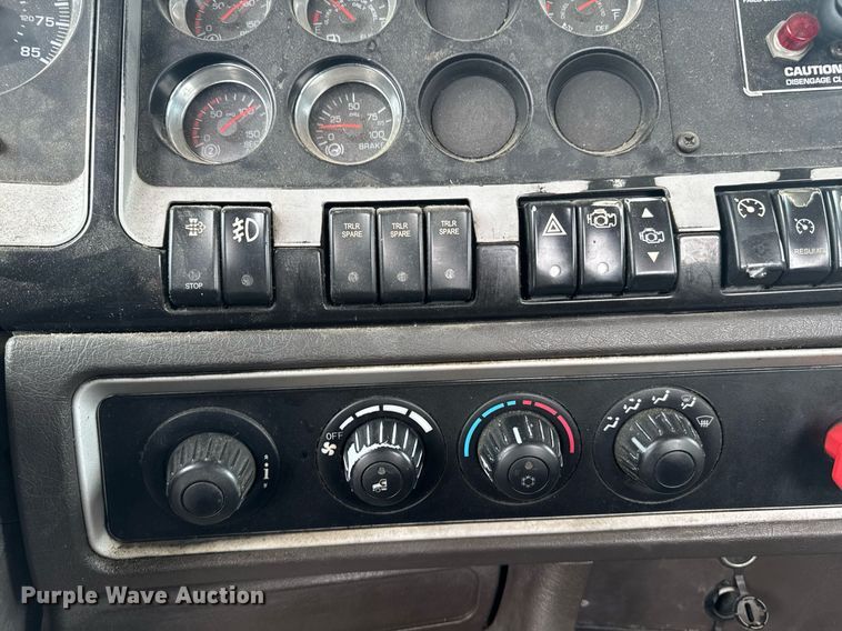 image for item DW1953 2013 Kenworth T800 semi truck