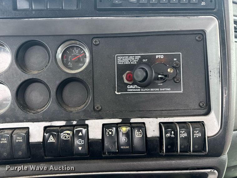 image for item DW1953 2013 Kenworth T800 semi truck