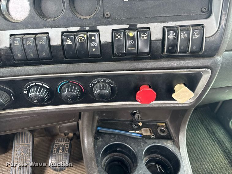 image for item DW1953 2013 Kenworth T800 semi truck