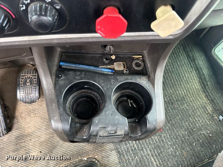 image for item DW1953 2013 Kenworth T800 semi truck