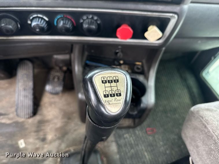 image for item DW1953 2013 Kenworth T800 semi truck