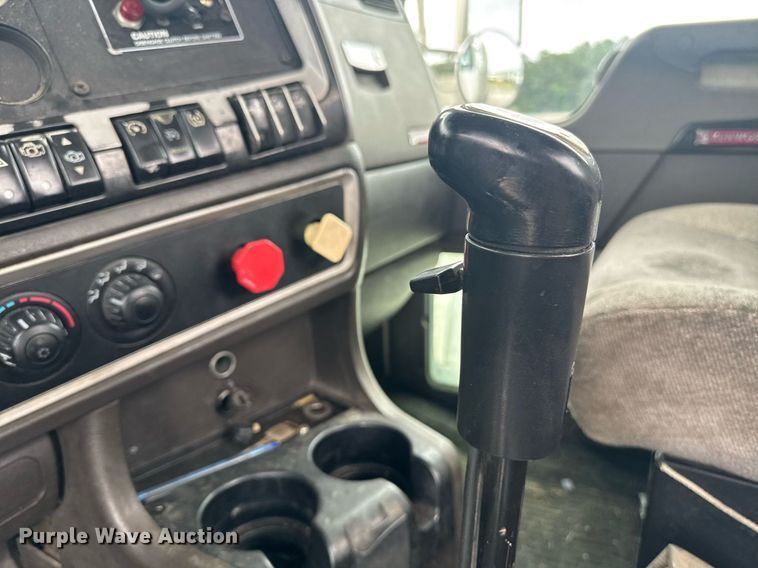 image for item DW1953 2013 Kenworth T800 semi truck