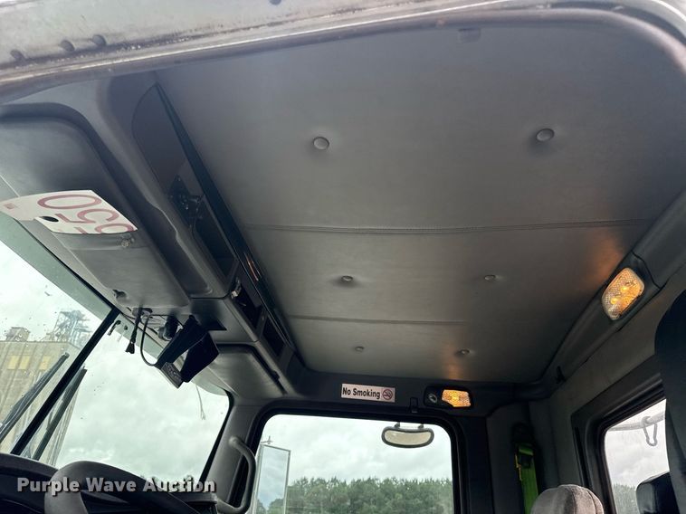 image for item DW1953 2013 Kenworth T800 semi truck