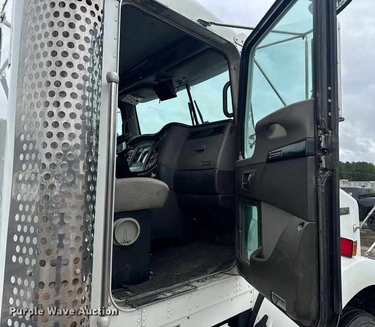 image for item DW1953 2013 Kenworth T800 semi truck