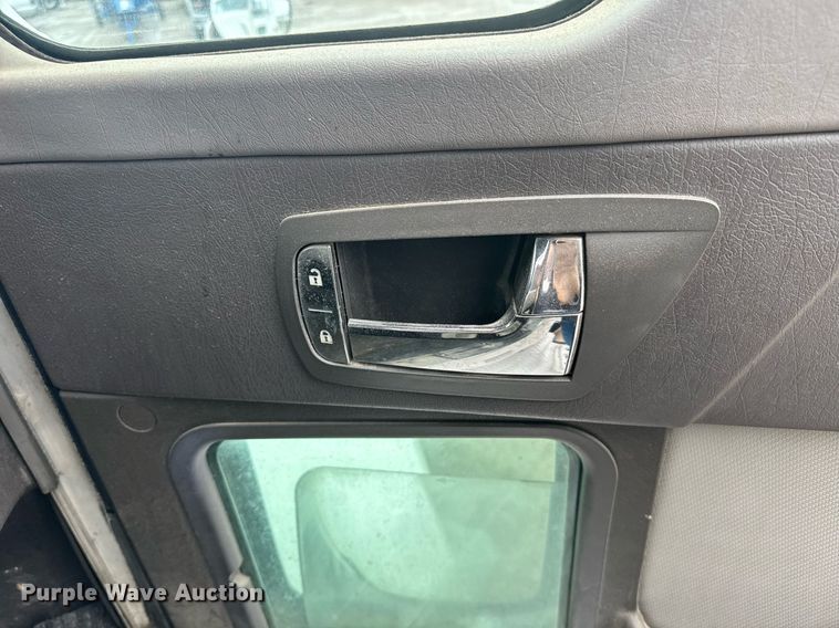 image for item DW1953 2013 Kenworth T800 semi truck