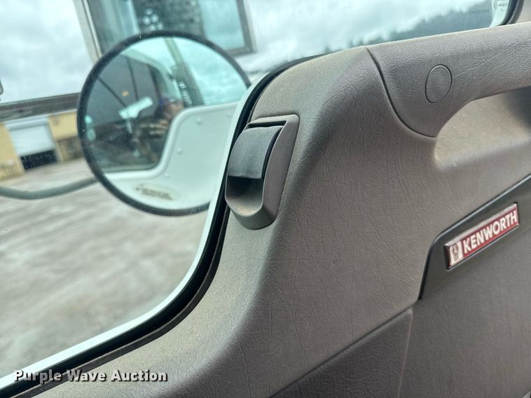 image for item DW1953 2013 Kenworth T800 semi truck