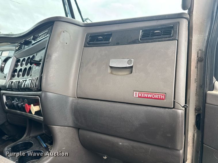 image for item DW1953 2013 Kenworth T800 semi truck