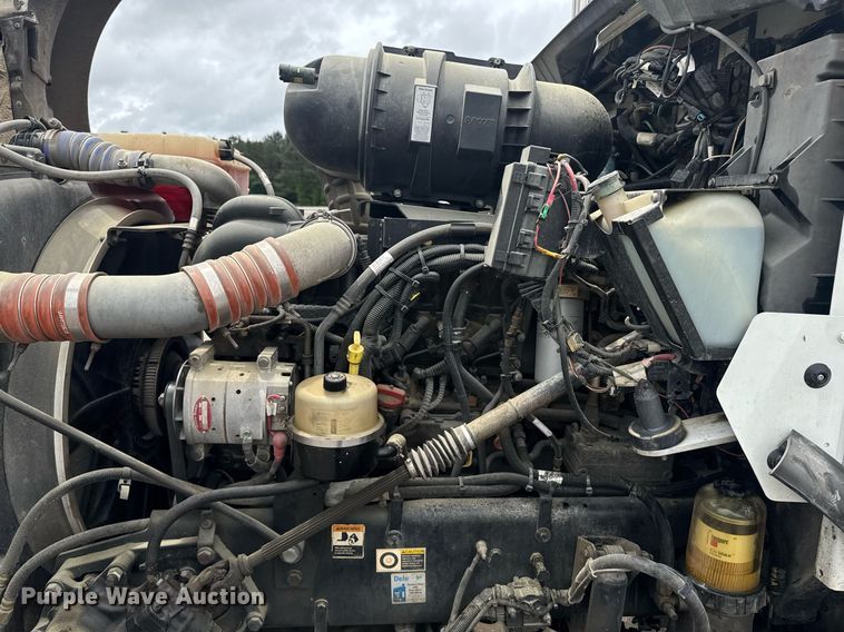 image for item DW1953 2013 Kenworth T800 semi truck