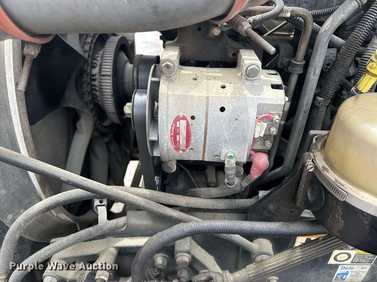 image for item DW1953 2013 Kenworth T800 semi truck