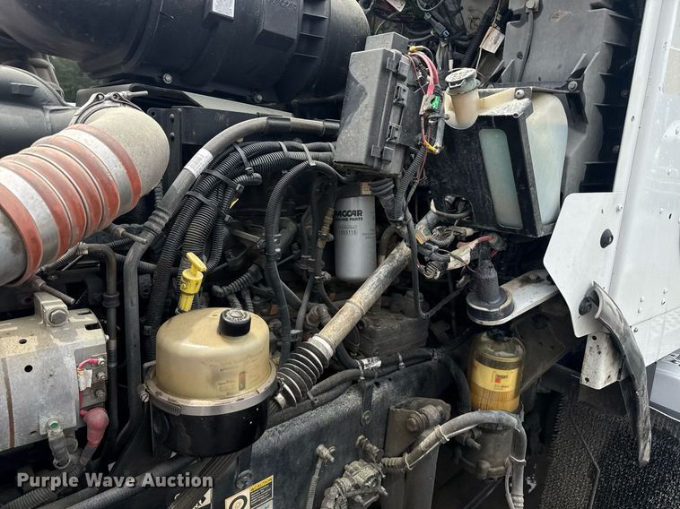 image for item DW1953 2013 Kenworth T800 semi truck