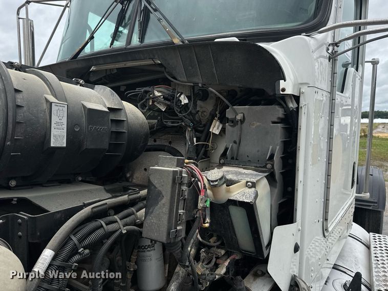 image for item DW1953 2013 Kenworth T800 semi truck