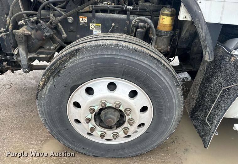 image for item DW1953 2013 Kenworth T800 semi truck