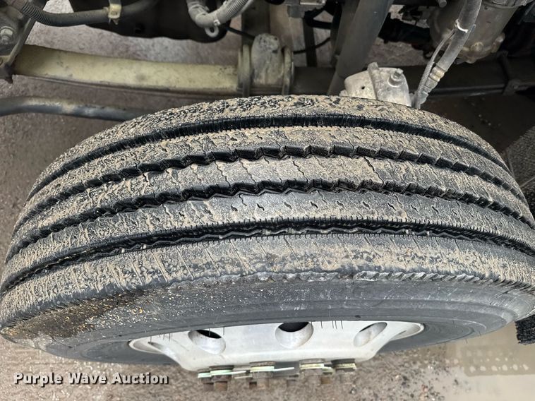 image for item DW1953 2013 Kenworth T800 semi truck