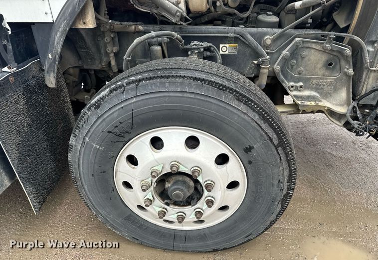 image for item DW1953 2013 Kenworth T800 semi truck