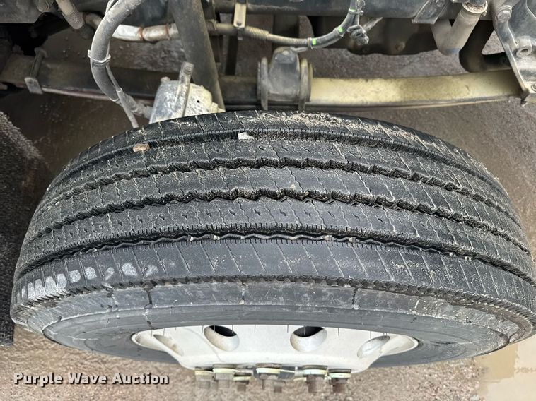 image for item DW1953 2013 Kenworth T800 semi truck