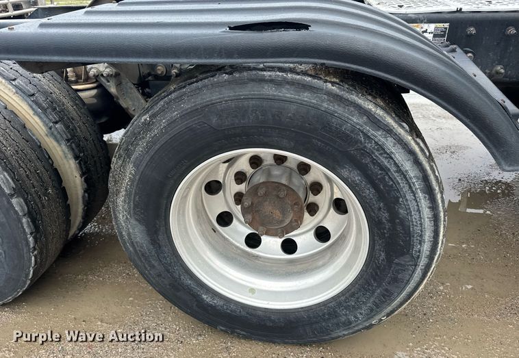 image for item DW1953 2013 Kenworth T800 semi truck