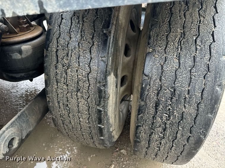 image for item DW1953 2013 Kenworth T800 semi truck