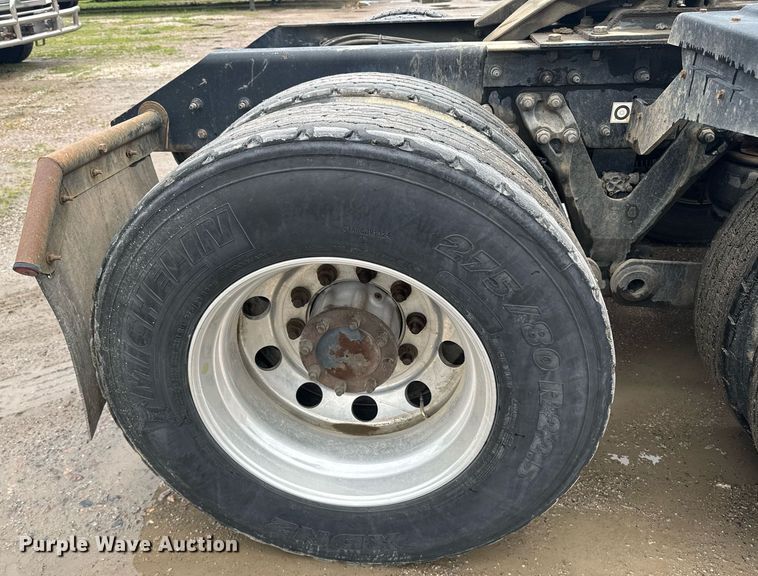 image for item DW1953 2013 Kenworth T800 semi truck