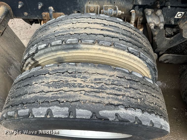 image for item DW1953 2013 Kenworth T800 semi truck