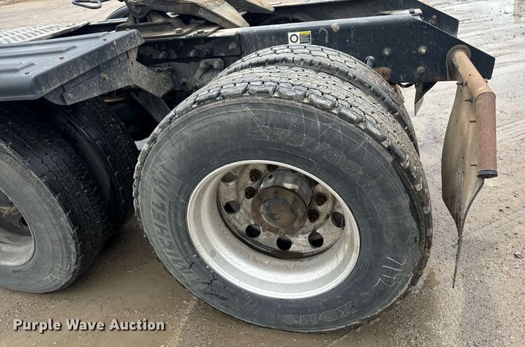 image for item DW1953 2013 Kenworth T800 semi truck