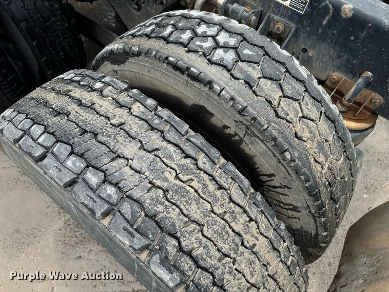 image for item DW1953 2013 Kenworth T800 semi truck