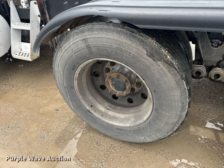 image for item DW1953 2013 Kenworth T800 semi truck