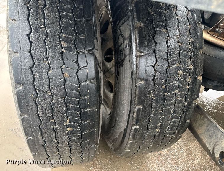 image for item DW1953 2013 Kenworth T800 semi truck